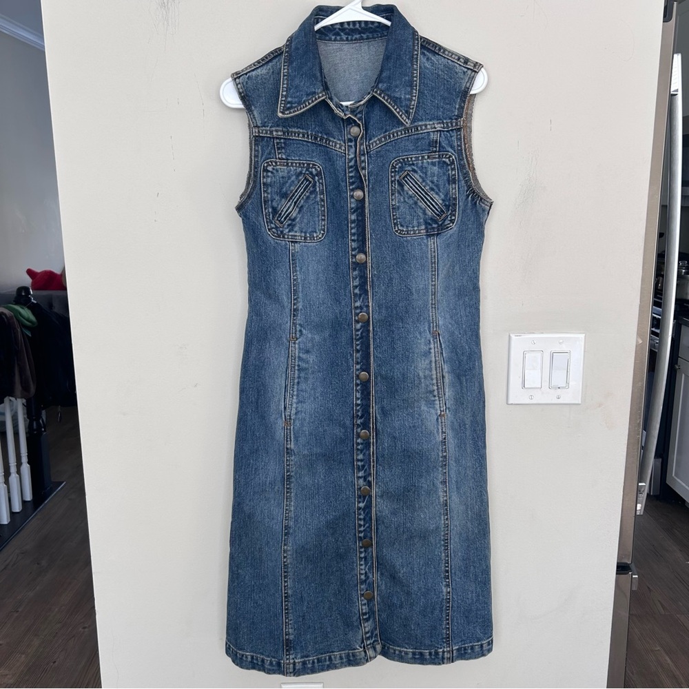 Denim sleeveless dress light blue front button closure chest pockets. Size 4-6
